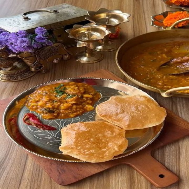 Rasse wale aloo with hing poori