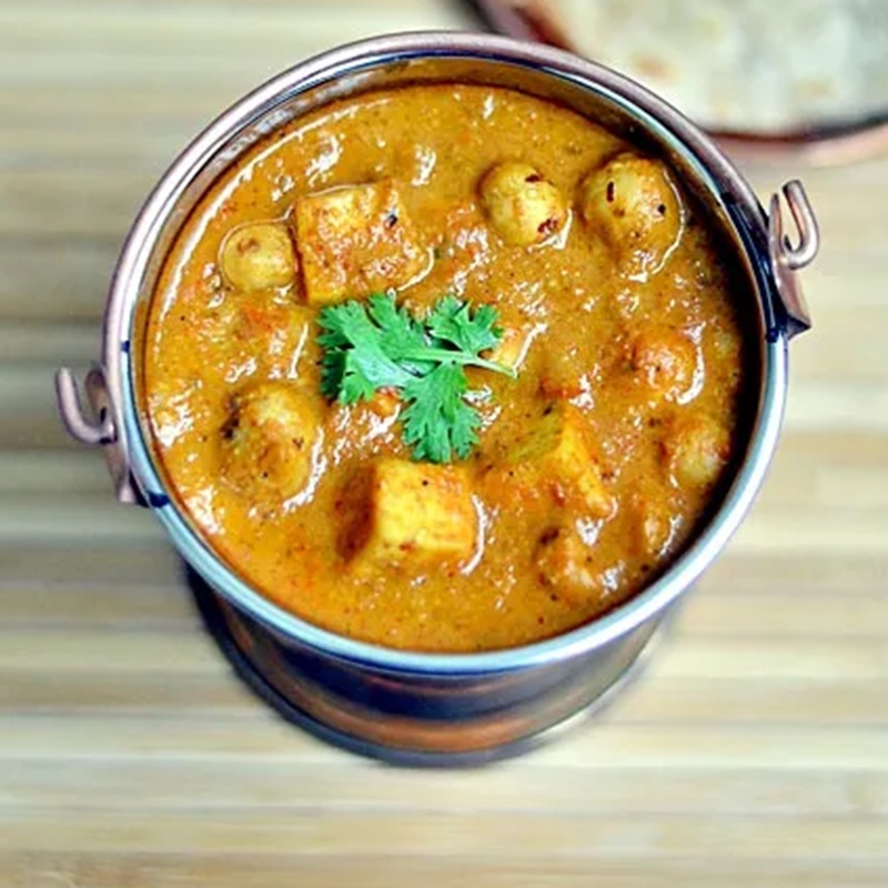 Arbi Makhana Jhol with Puri
