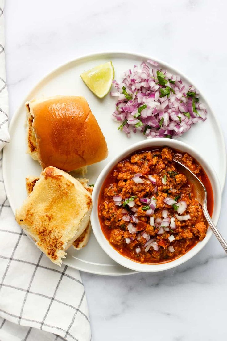 Chicken Kheema Curry & Pav