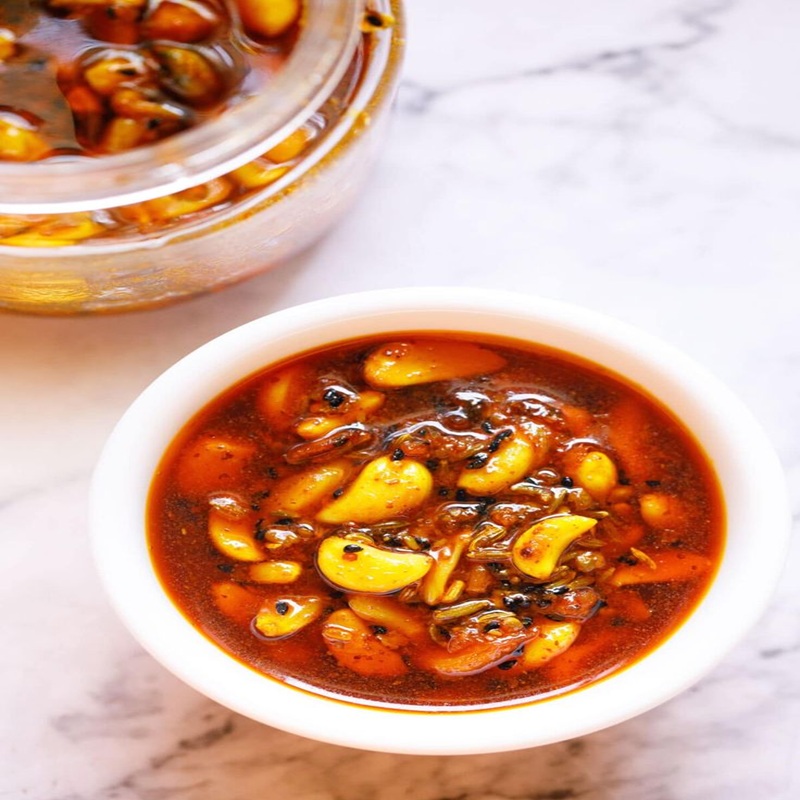 Lasuni Achar (Garlic Pickle)