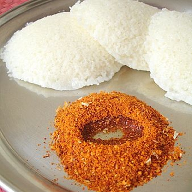 Idli with Karam Podi & Chutney
