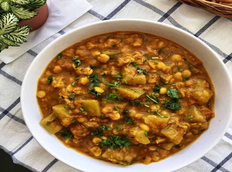 Rassa valu Dudhi Chana nu Shaak & Roti