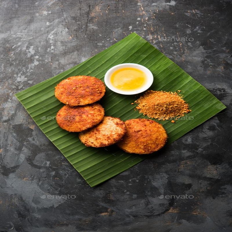 Idli with Karam Podi & Chutney